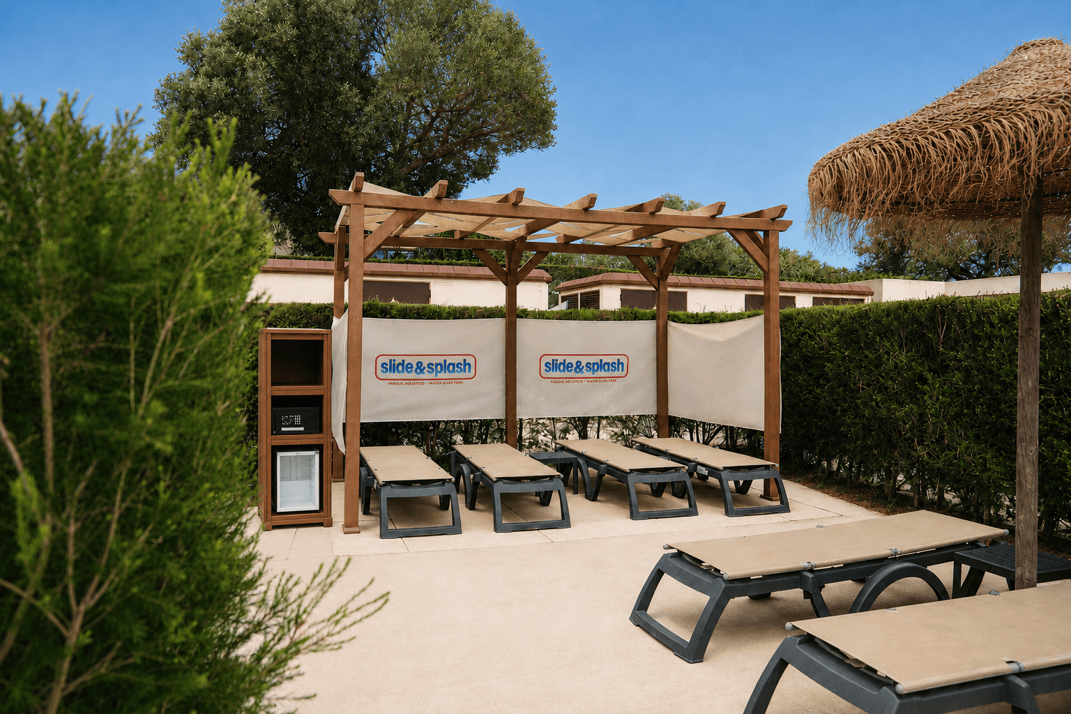 zona das cabanas privadas composta por seis esperguiçadeiras, um chapéu de palha e uma zona de sombra em madeira. Tem um local para arrumação, cofre e minibar. A zona das cabanas tem arbustos em redor para uma maior privacidade